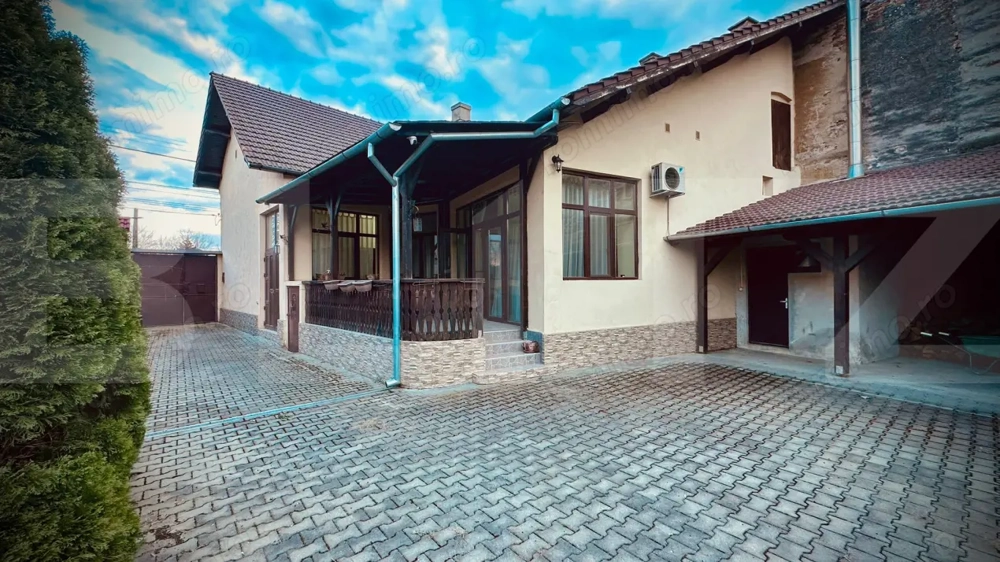 Casă Modernă - Spații generoase, teren amplu și confort ridicat