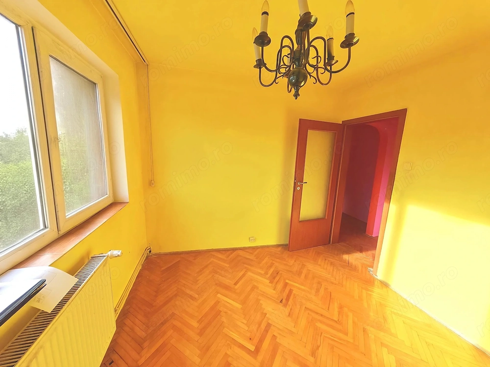 Vand apartament cu 4 camere,decomandat,etajul 3,garaj sub bloc,Bld.Cetatii