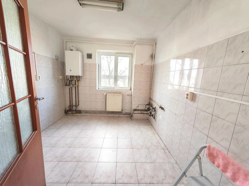 Apartament cu 4 camere,confort 1 decomandat,etajul 3,zona Bulevardul Cetatii (2/14)