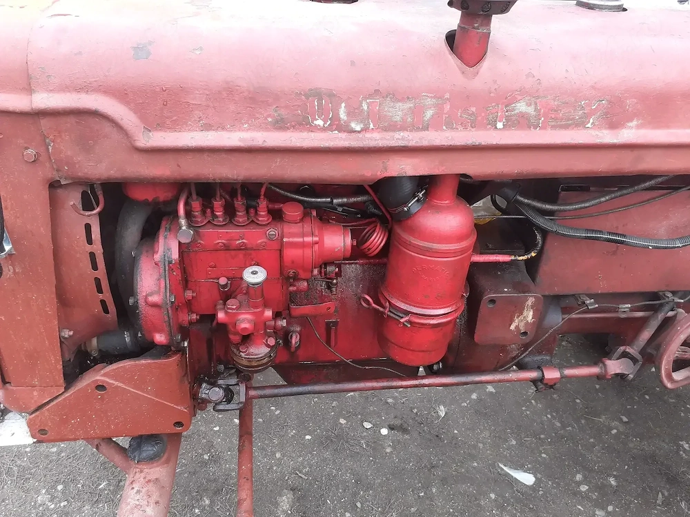 Vând tractor în patru pistoane 40 de cai putere preț 2000 e