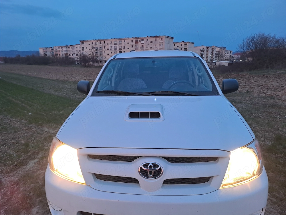 Toyota Hilux 2.5  4  4