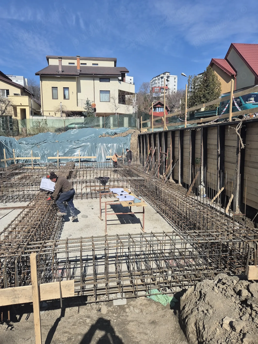 Muncitori in constructii -fierari - dulgheri - zidari