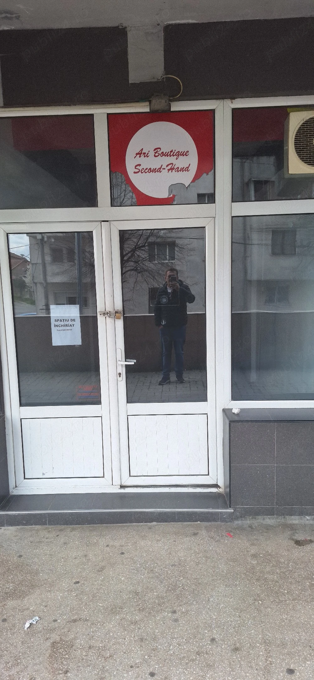 Închiriez spațiul comercial 