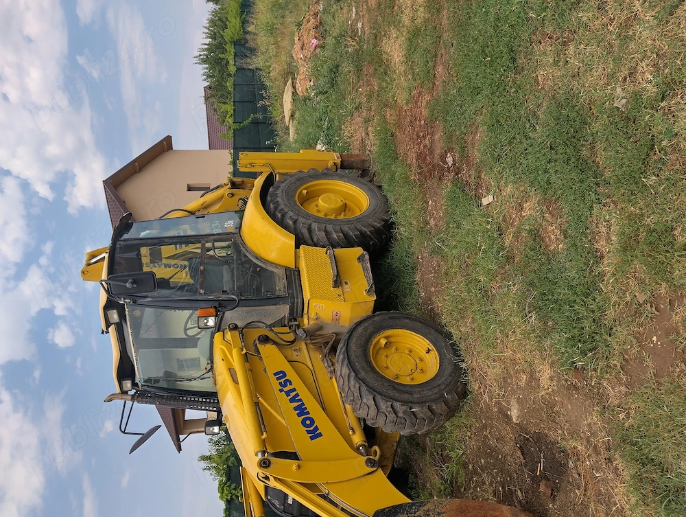 Vând buldoexcavator Komatsu.