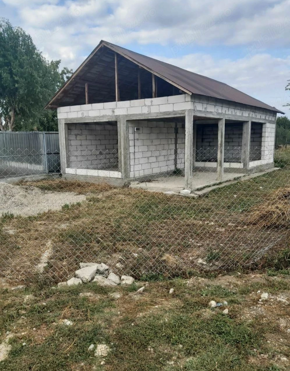 Teren de vanzare si constructie nefinalizata