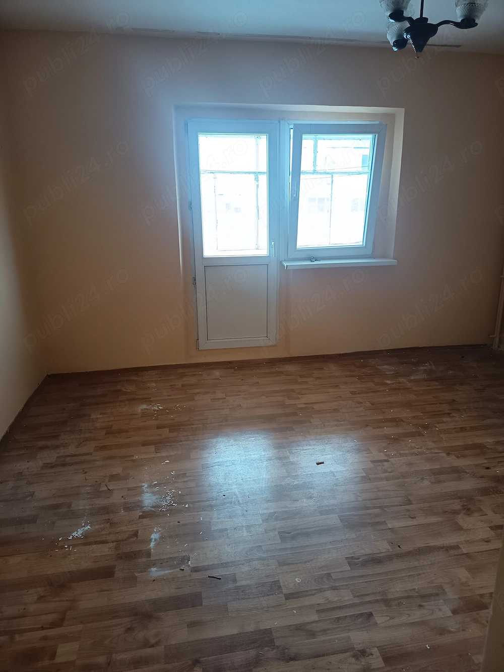 Vînd ap. 2 camere semidecomandat ,etaj 3 4 zona L  ,str .Dunării cu  HCC,ap. este gol ,fara gaze