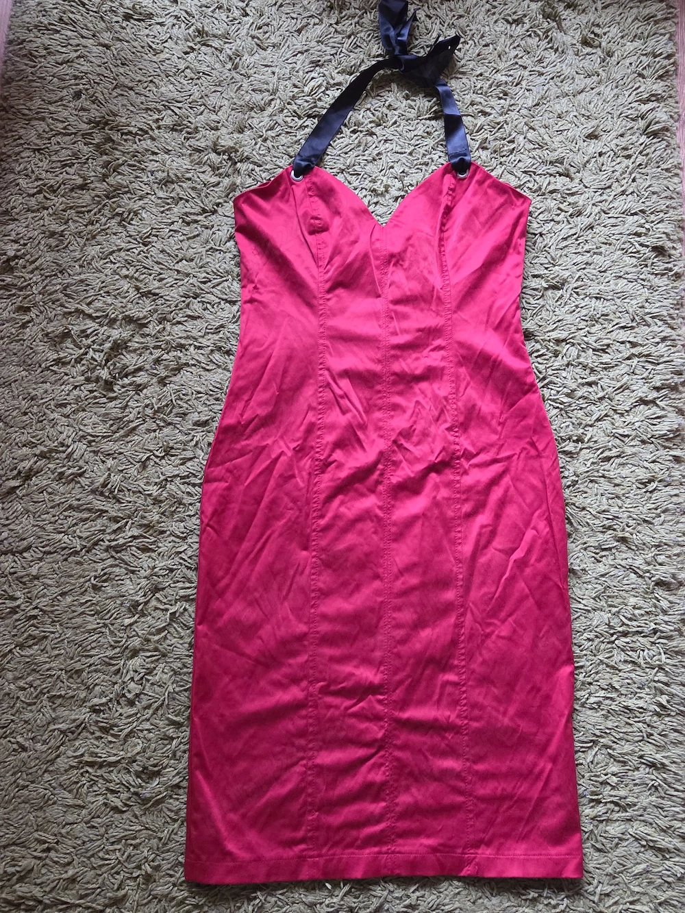 Rochie rosie din satin cu panglica neagra