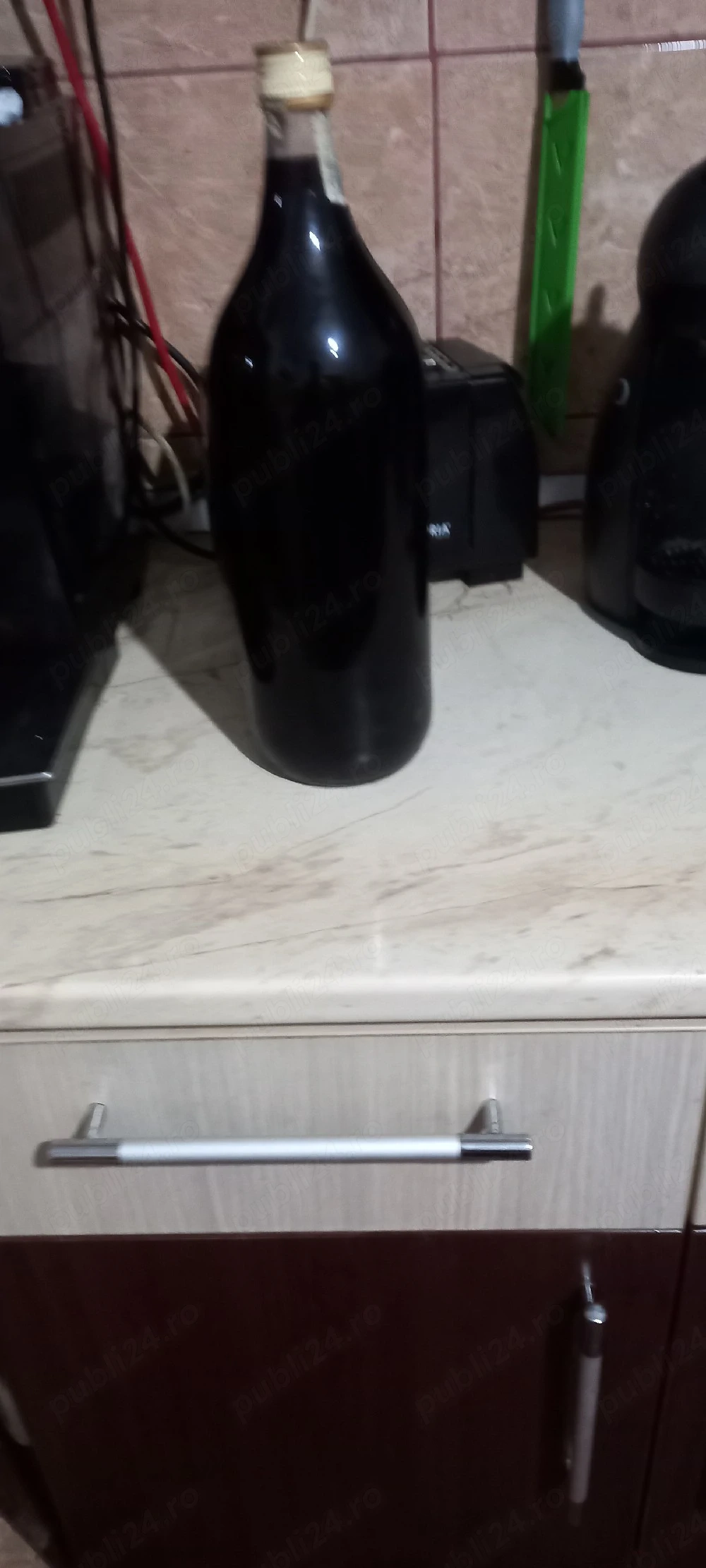 vând  vin de casa roșiu
