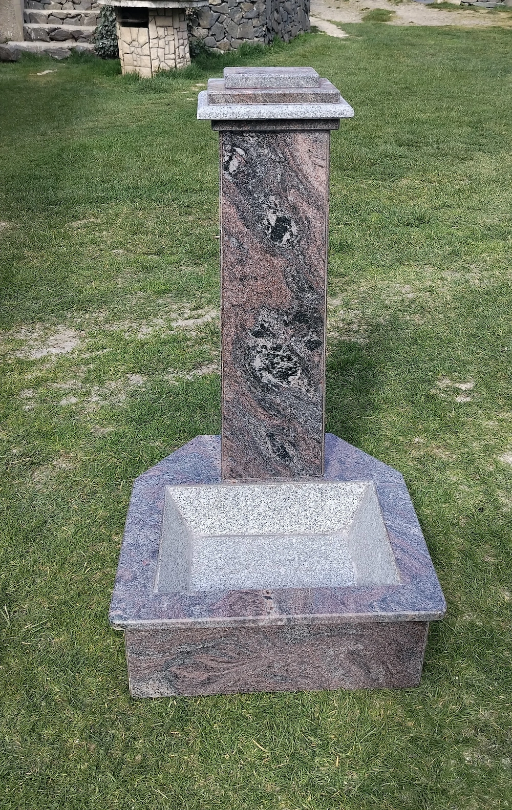 Cișmea de grădină din granit