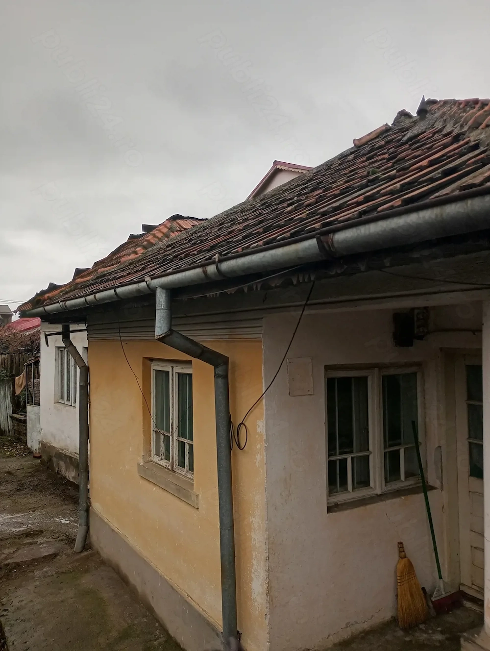 Brestei casă bătrânească cu teren 240mp ,zona bună,aproape de Profi și de biserică 