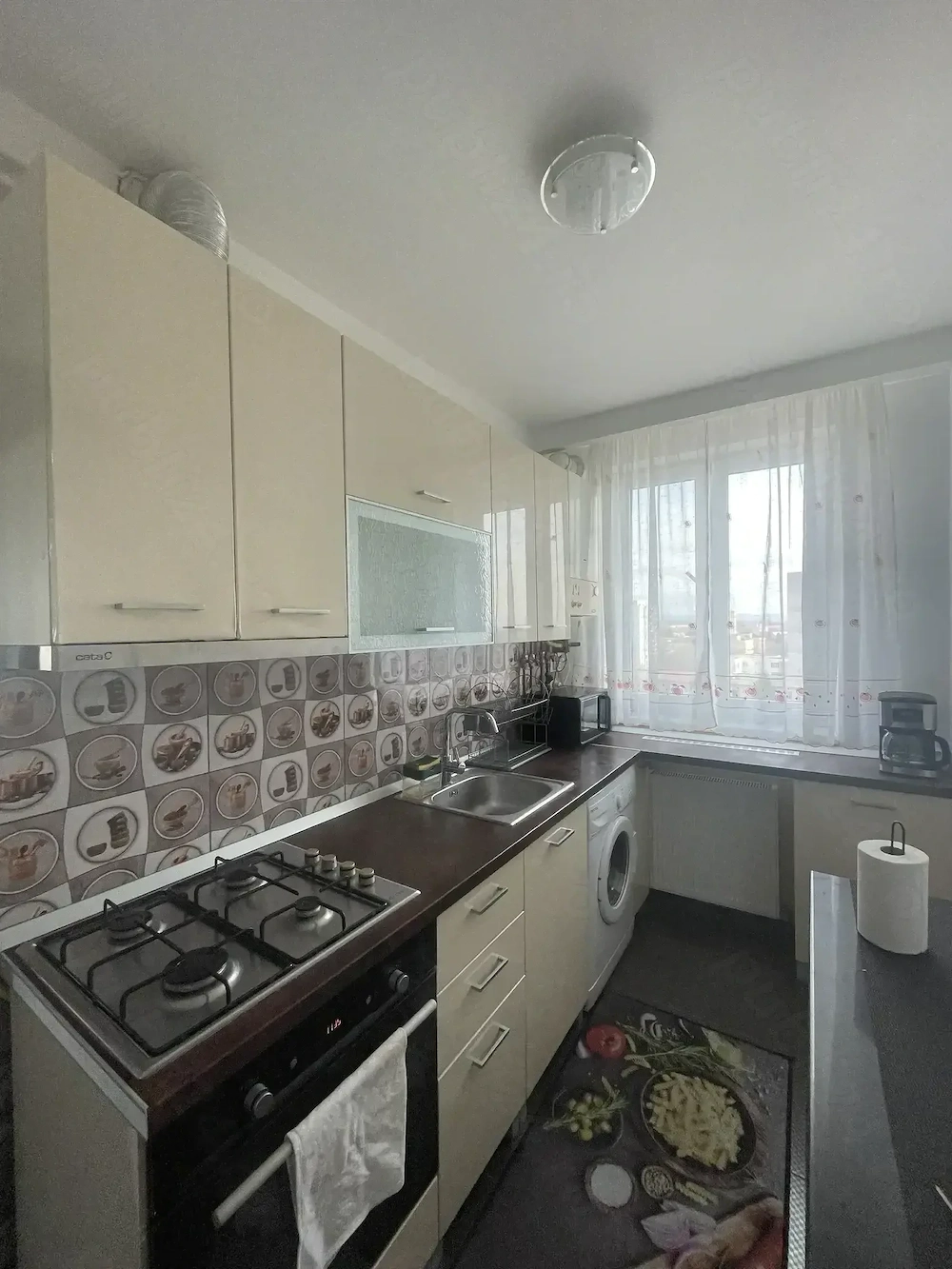 B-dul Decebal,2 camere decomandat,balcon inchis, mobilat si utilat lux, 300 euro negociabil