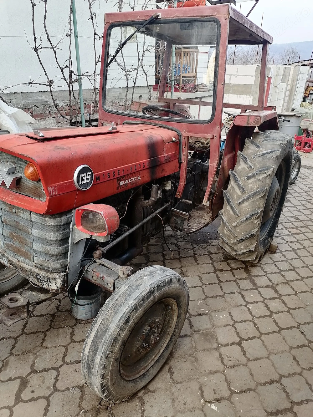 Vând MasseyFerguson 135