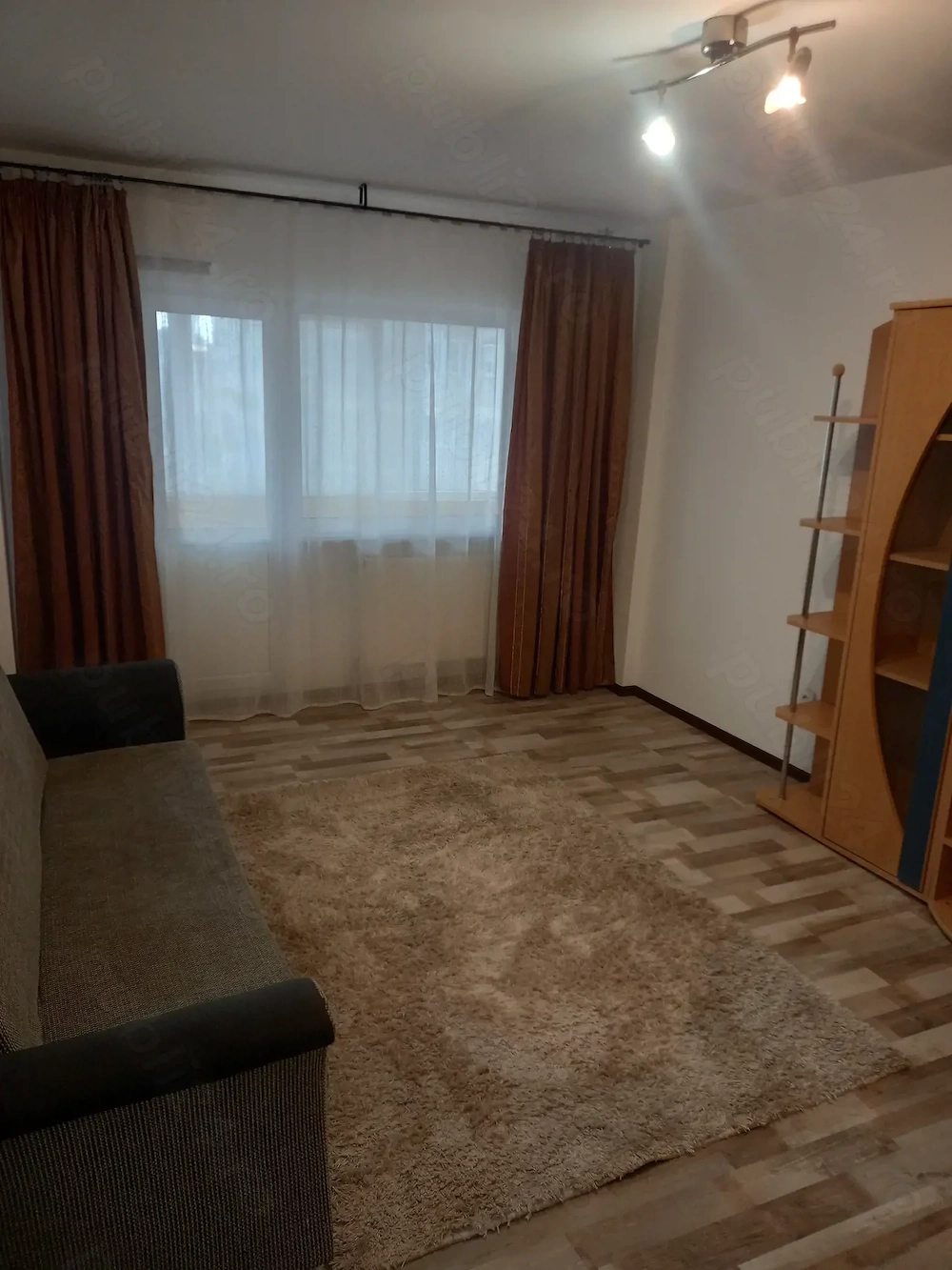 Închiriez apartament 