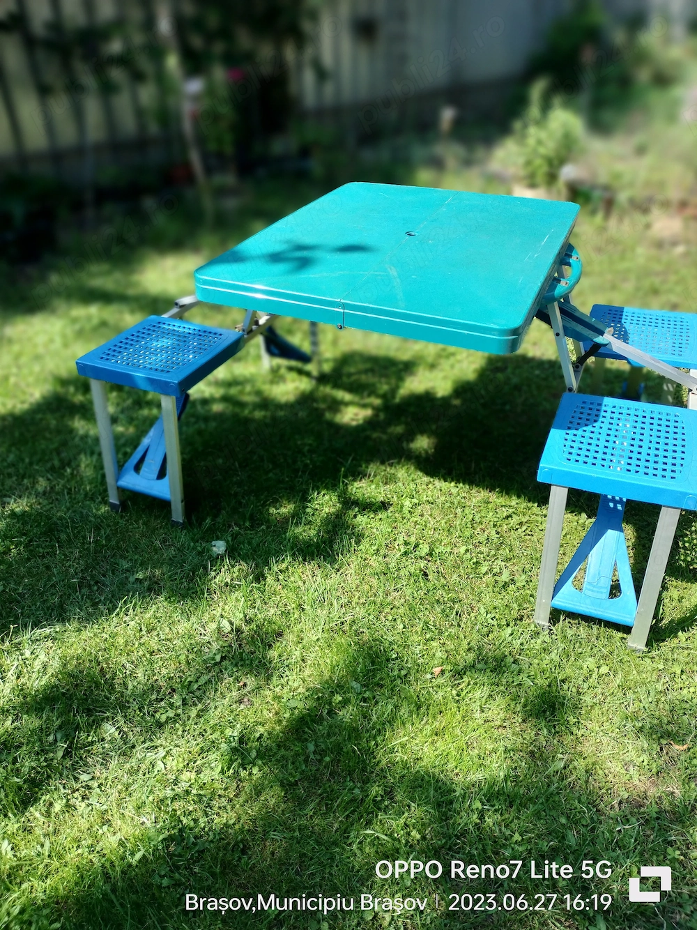 Masă pliabilă tip geamantan, din plastic.