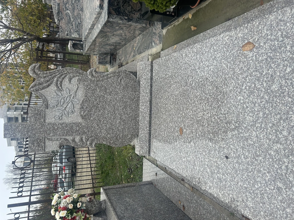 Vand loc de veci nou, comtractat on 2025, 3 cripte, granit, la Cimitirul municipal, valoare totala 