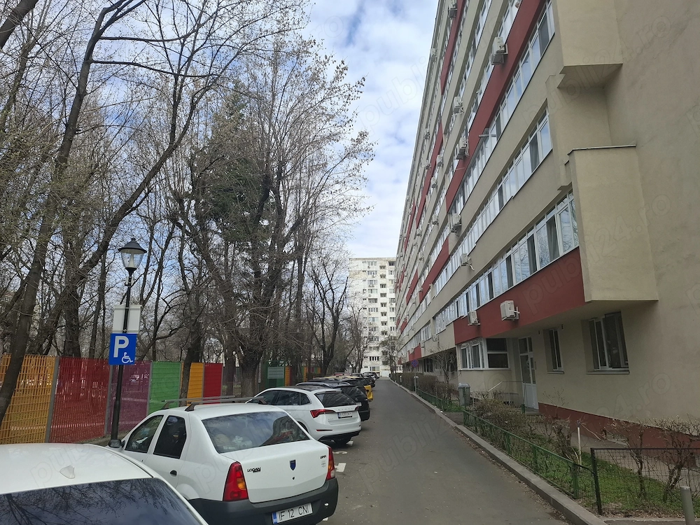 Piața Progresului zona verde. Între piața Progresului si metrou Eroii Revoluției.