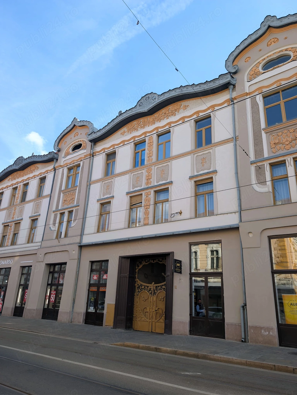 Vand apartament cu 3 camere pe Str Independentei