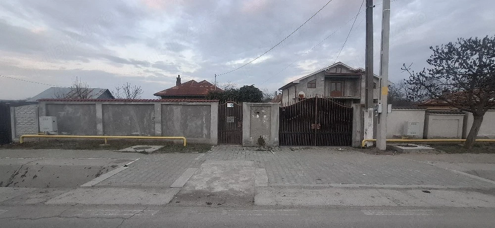 casa de vanzare pretul 40000 negociabil 