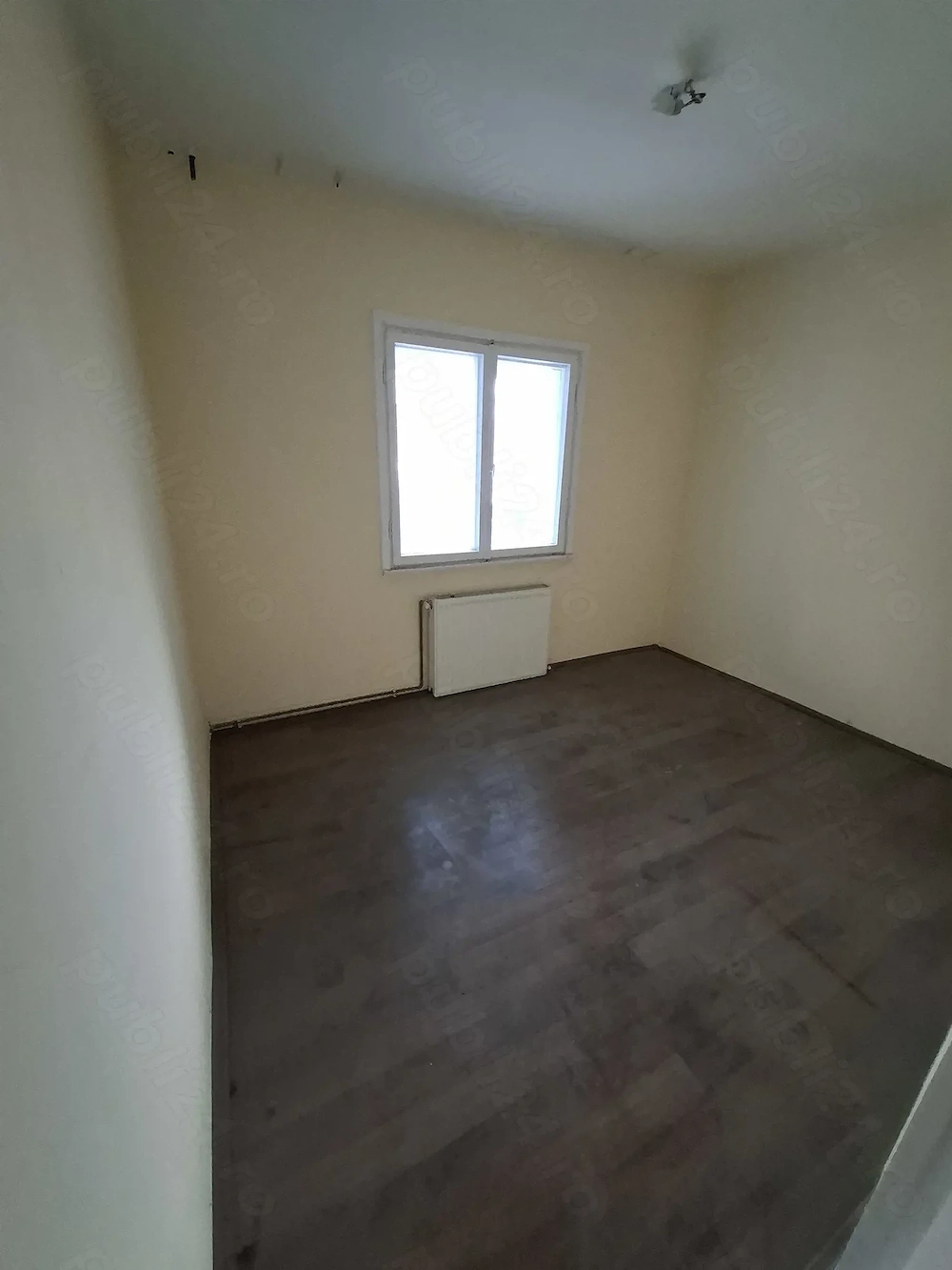 Avantajos  ! Ocazie !Vând Apt.4 cam conf.1  decomandat Zona Lunca-moroasa suprafața 99 mp