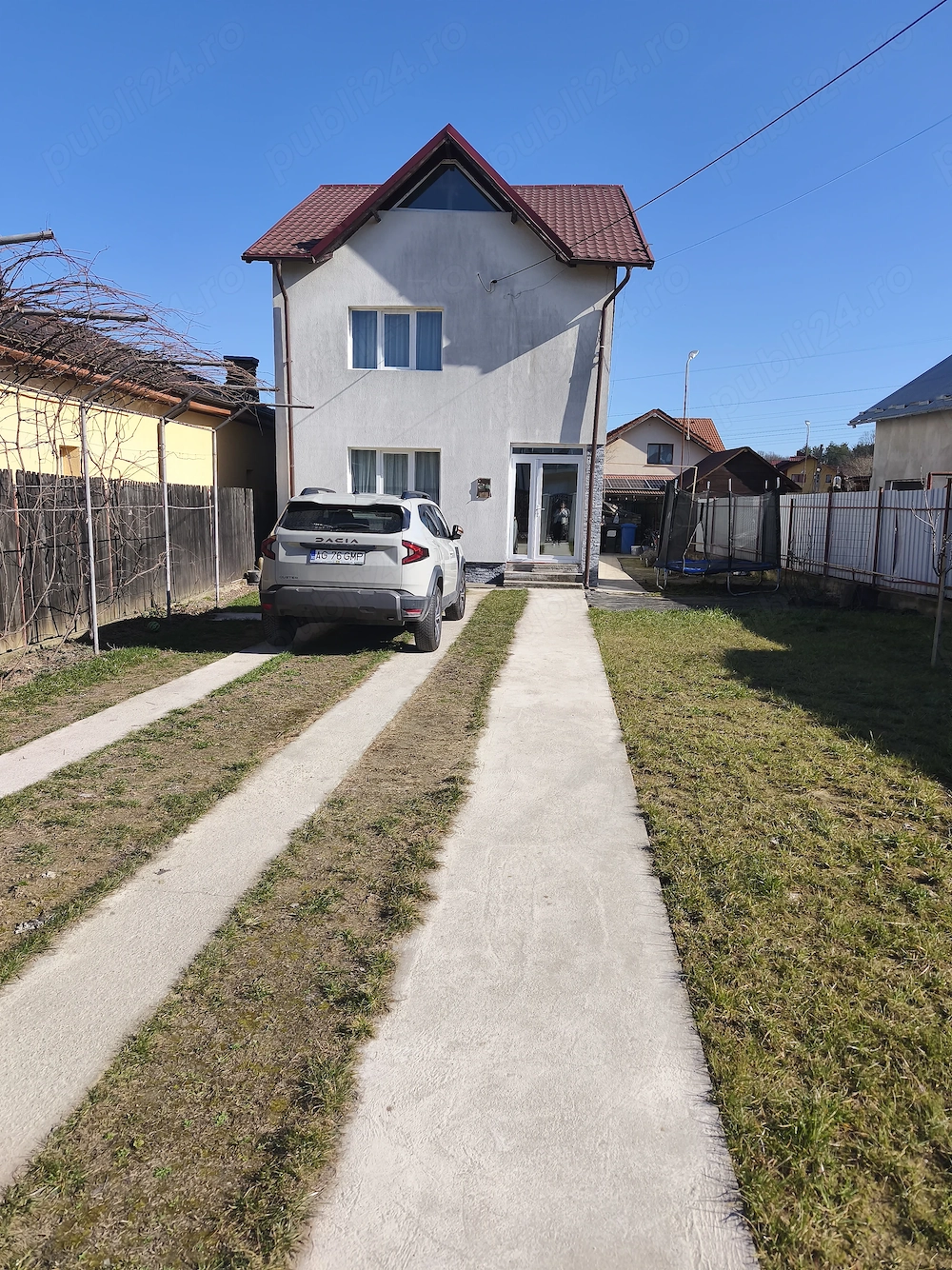 Vând casă cu etaj ..