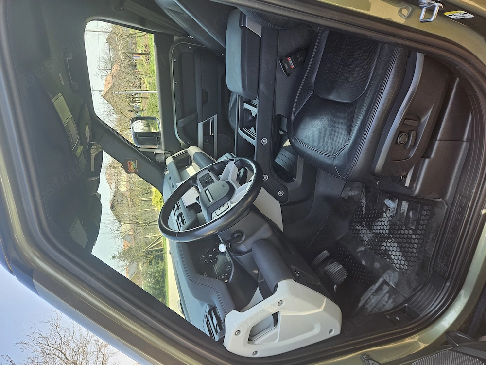 Land Rover Defender 110 D300 SE