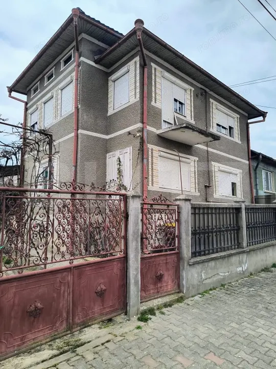 casa  spatioasa  de vinzare,ideala pentru confort si liniste