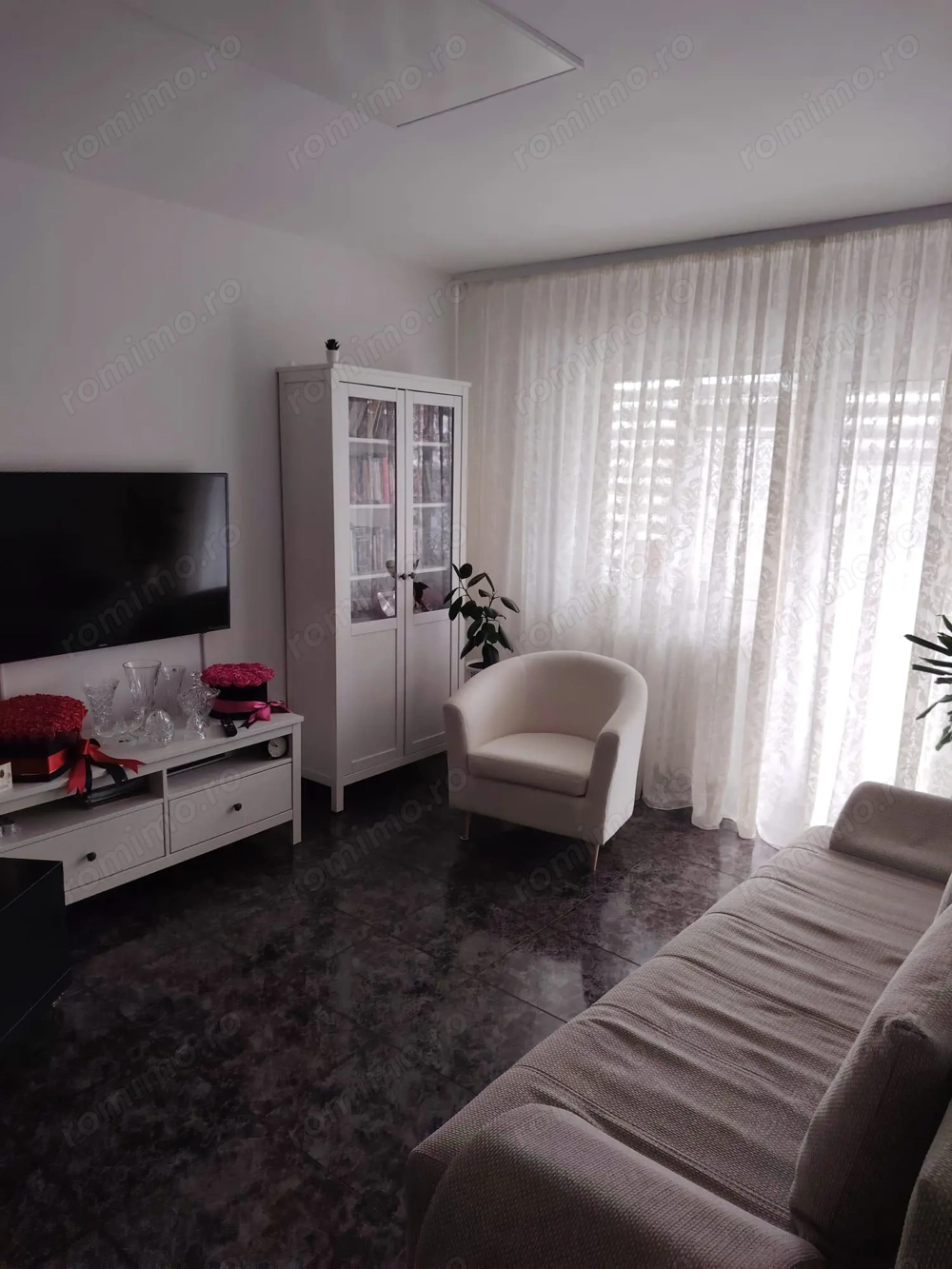 Tomis 1, apartament cu doua camere decomandate.
