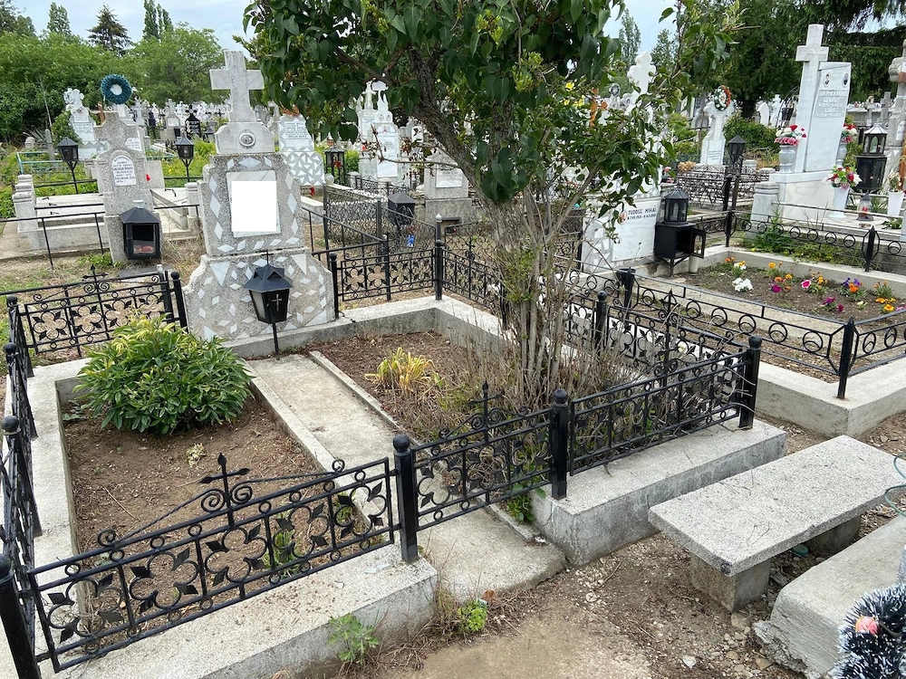 Vand loc de veci dublu în cimitirul Bolovani, Ploiesti