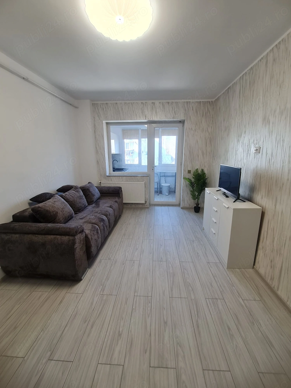 1 camera langa Mall Carrefour micro 40