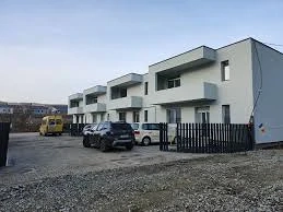 Vind case insiruite la Sura Mare str Noua.  