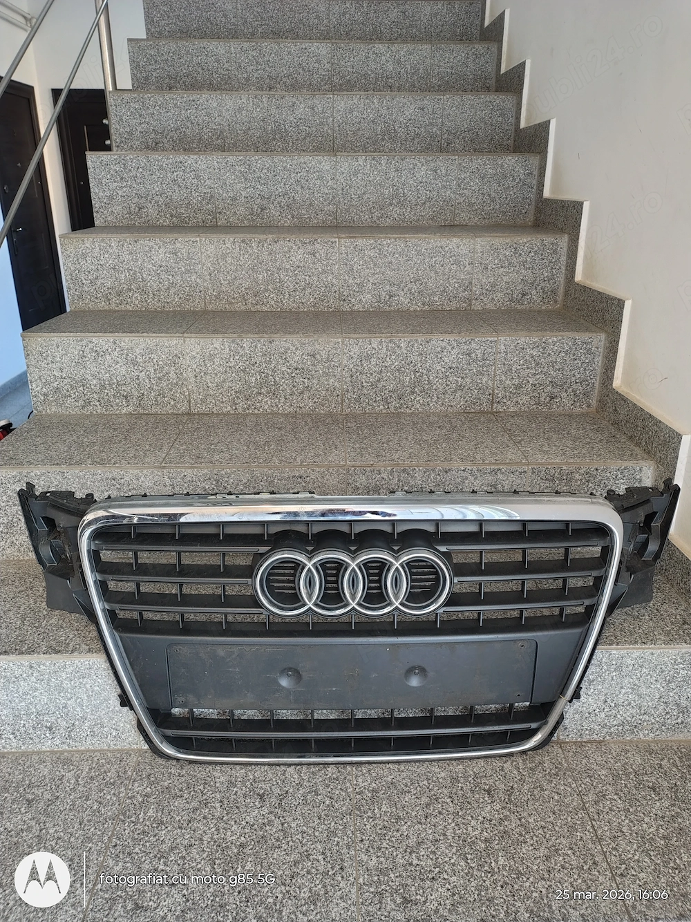 Grila radiator Audi A4 B8 ( 2009-2012 ) cu defect