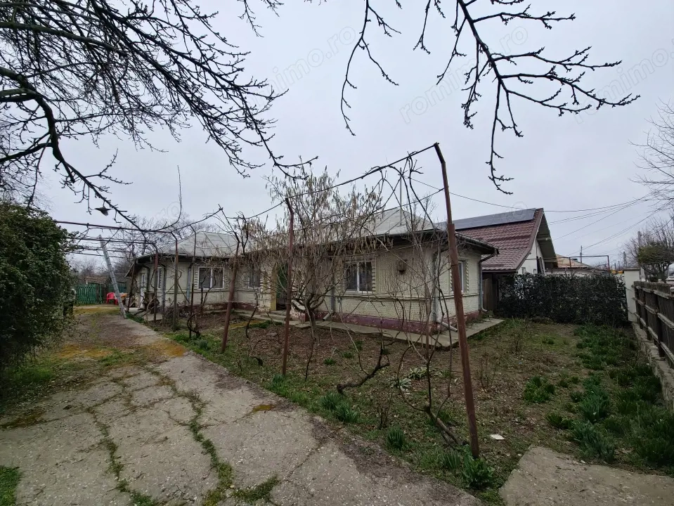 Casa (2 corpuri) si curte de 1401 mp la soseaua principala, Amara!