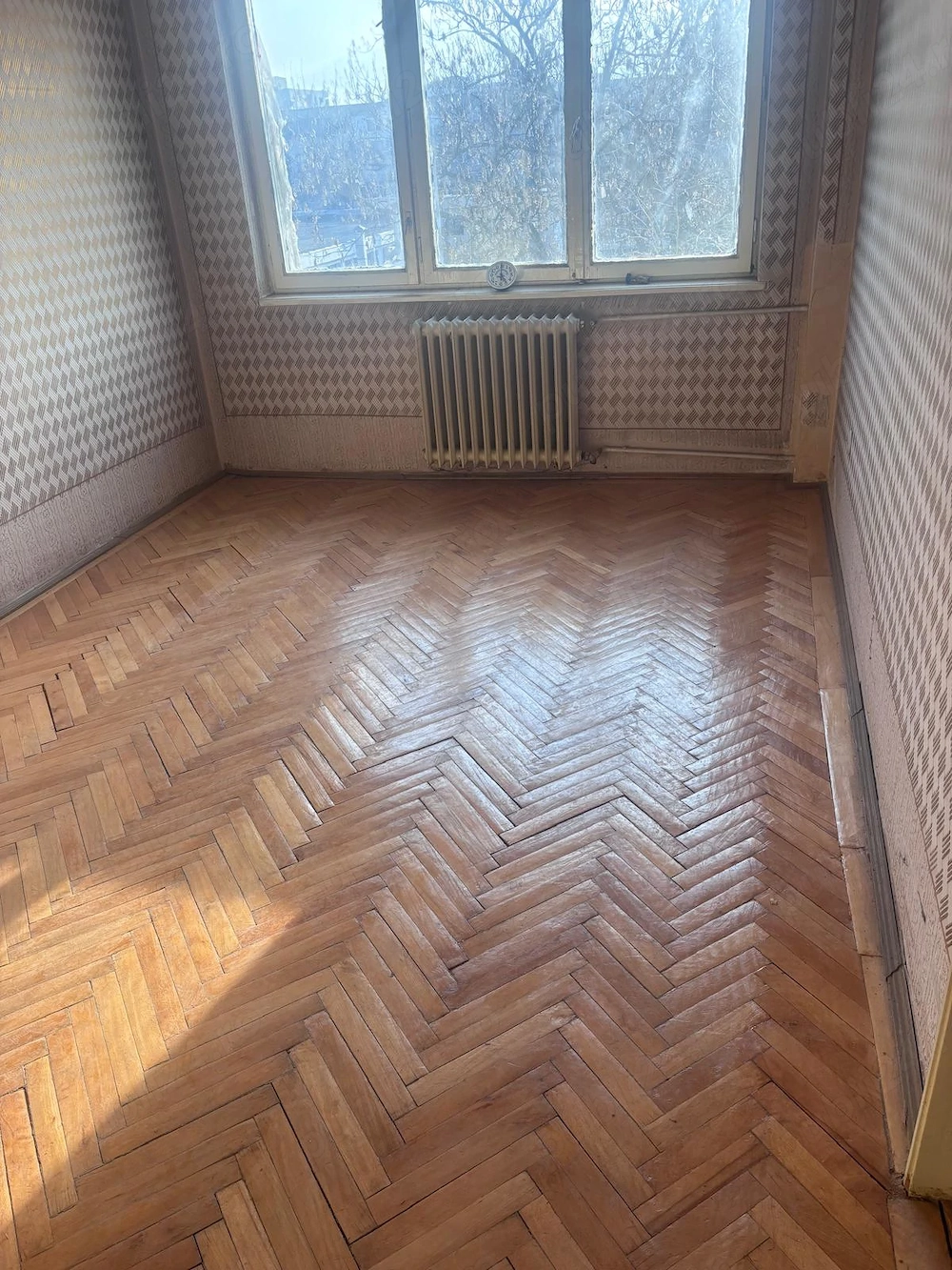  Vanz. Apart. 2 cam. cf,1 semid., simplu, supr. totala este de 51.mp. pozitie buna Zona Hipodrom  