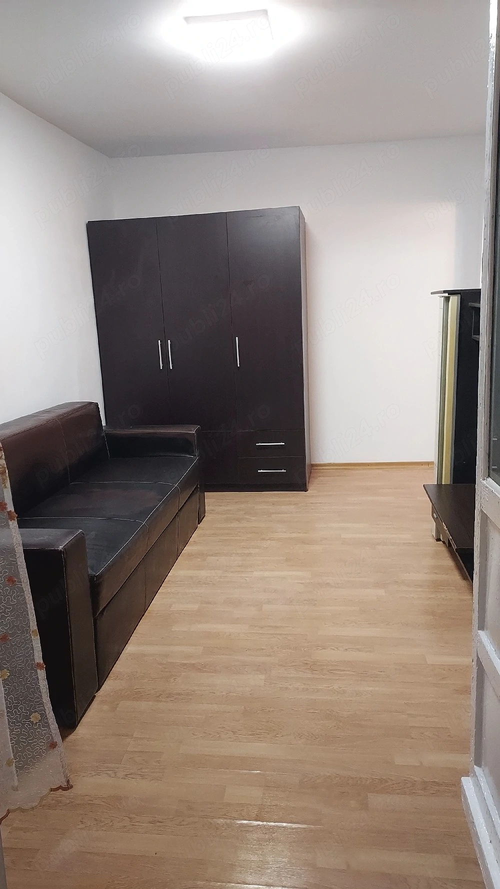 Închiriez  Garsonieră .