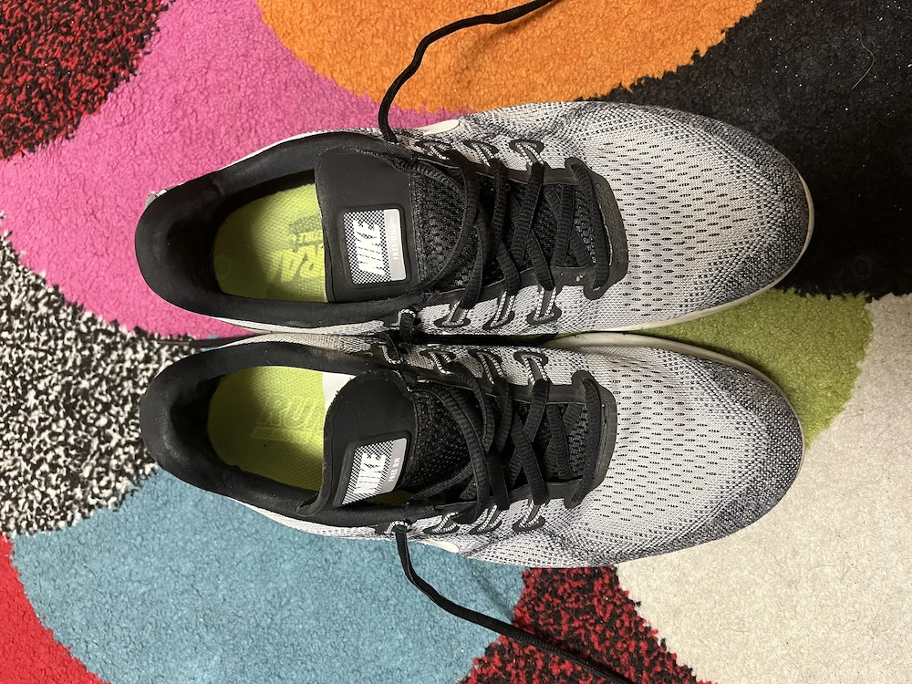Vând pantofi sport de alergat Nike
