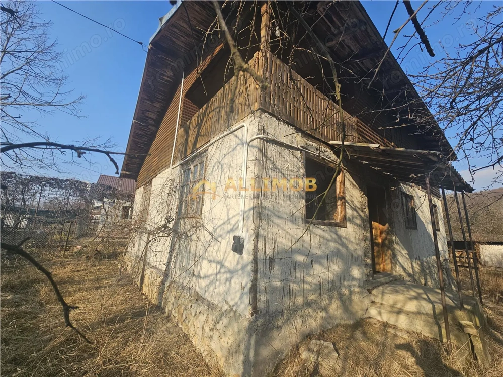 Teren 1000 mp si casa renovabila in Valcanesti .