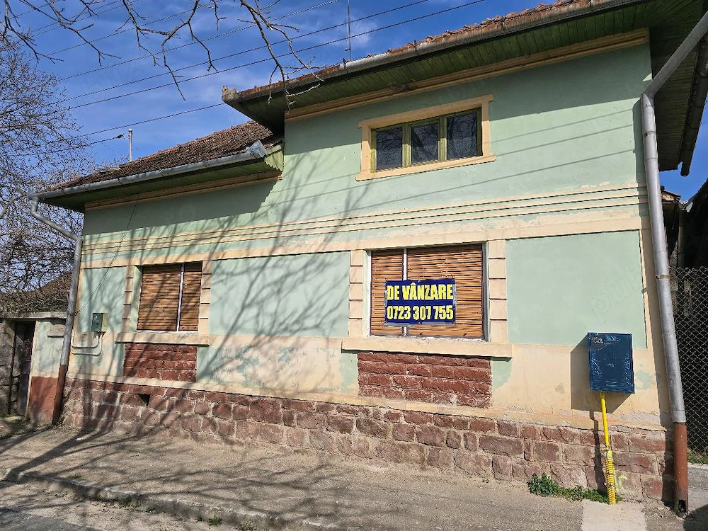 Vand casa Com Pietroasa-Bihor, sosea , central ter 2500 mp, dublu front, utilit.,gaz