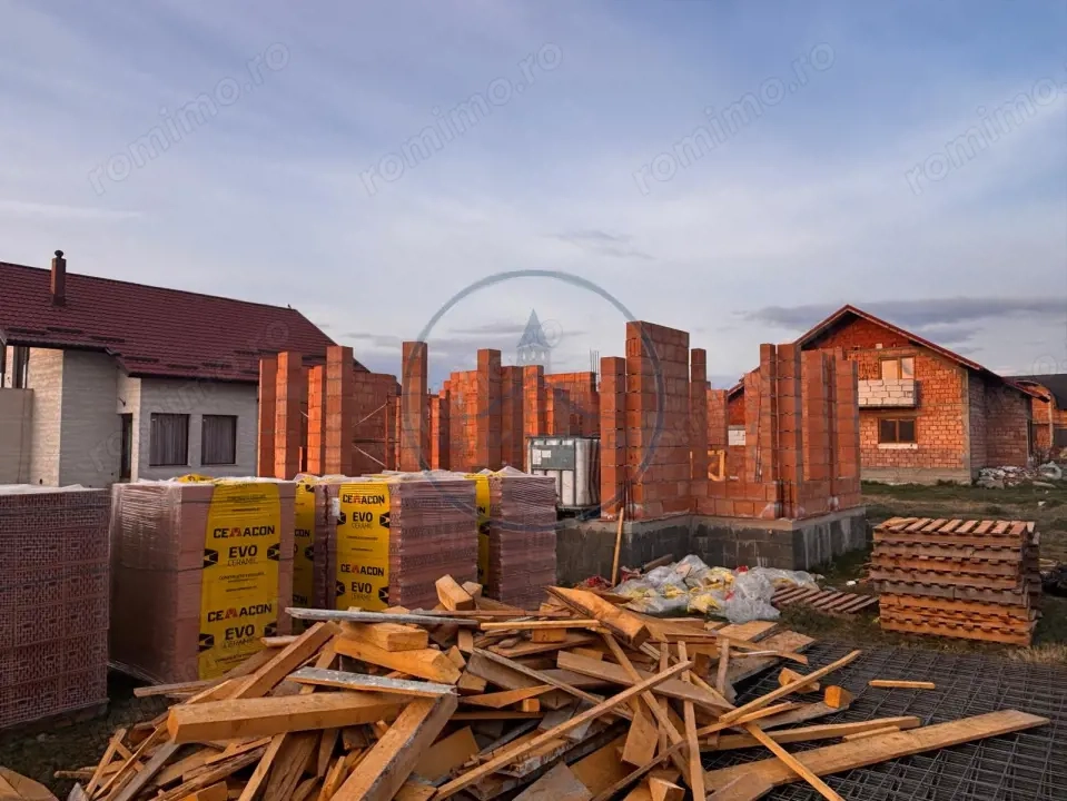 Casă la stadiul de roșu, situată în Beclean, cartier Podirei.