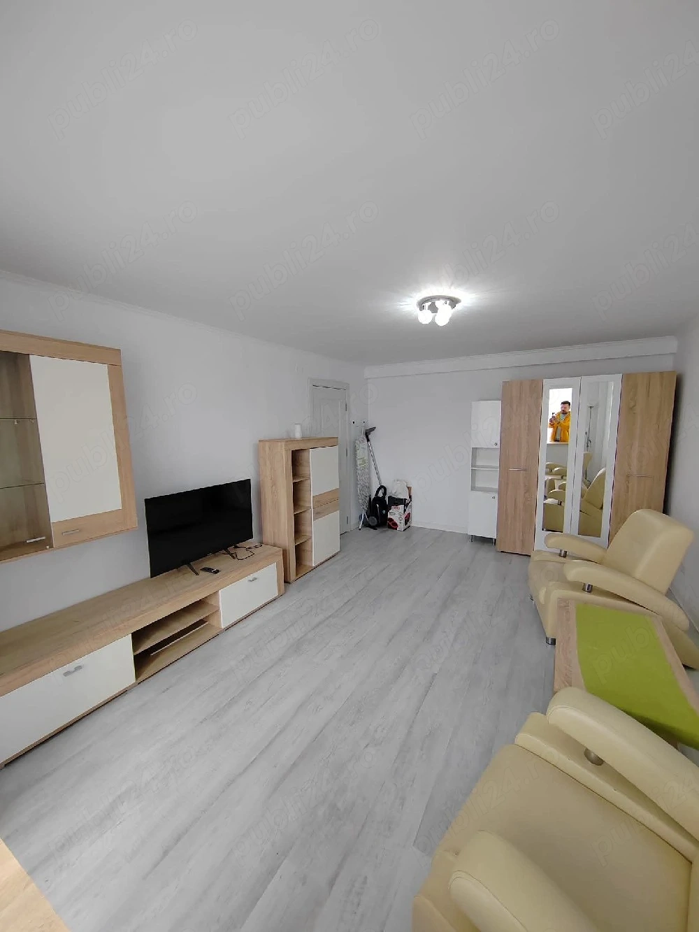 Închiriez apartament cu trei camere complet renovat lângă Iulius Mall 