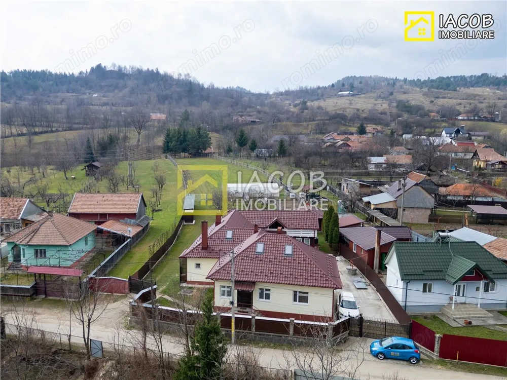 Casa, anexe, 3762 mp teren, 25000 mp padure, Comanesti, jud. Bacau