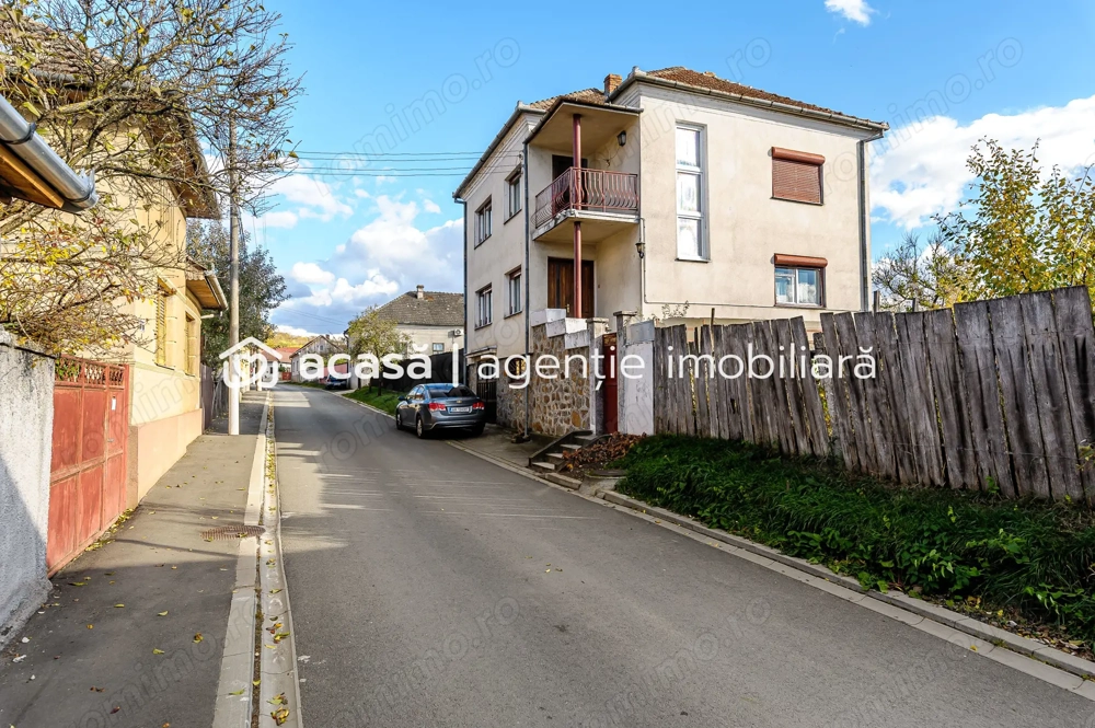 Casă din cărămidă cu 8 camere – zonă liniștită, LIPOVA