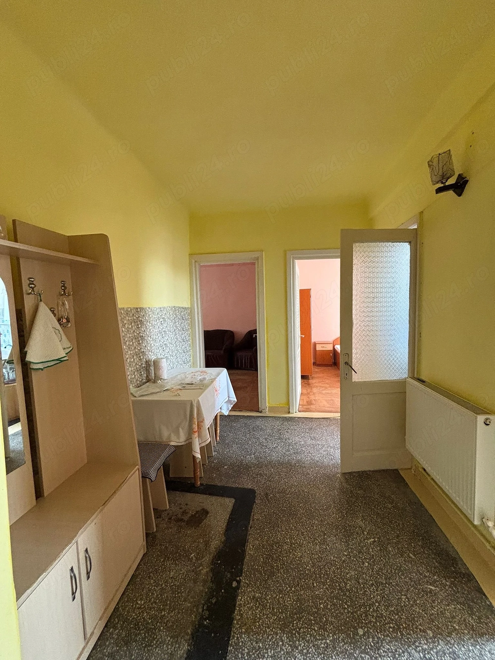 De vânzare apartament cu 2 camere si balcon, zona Restaurantului Bradu