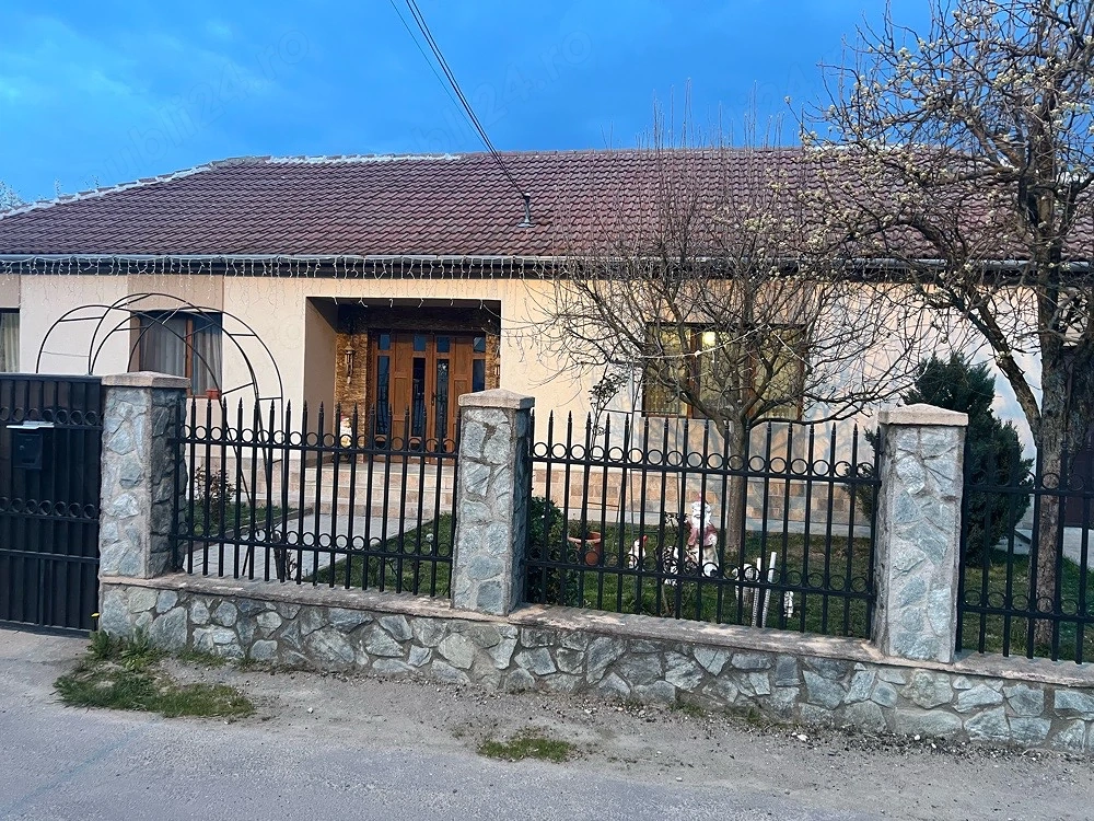 Vand casa deosebita in Caransebes intr-un cartier Rezidential