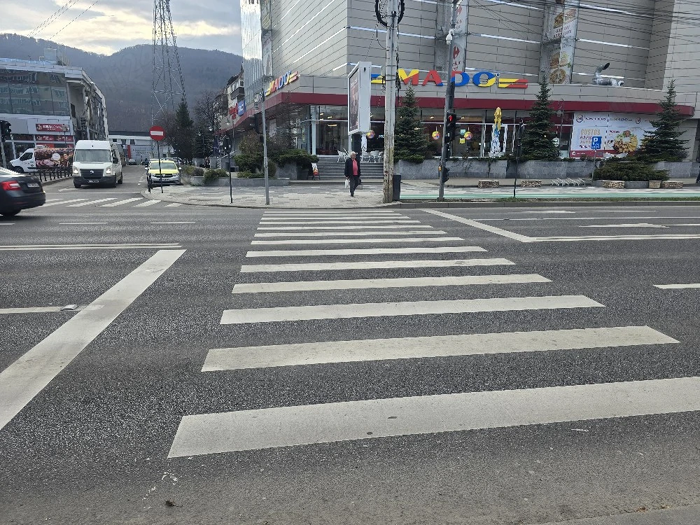 Închiriez spatiu comercial Piața Petrodava! 