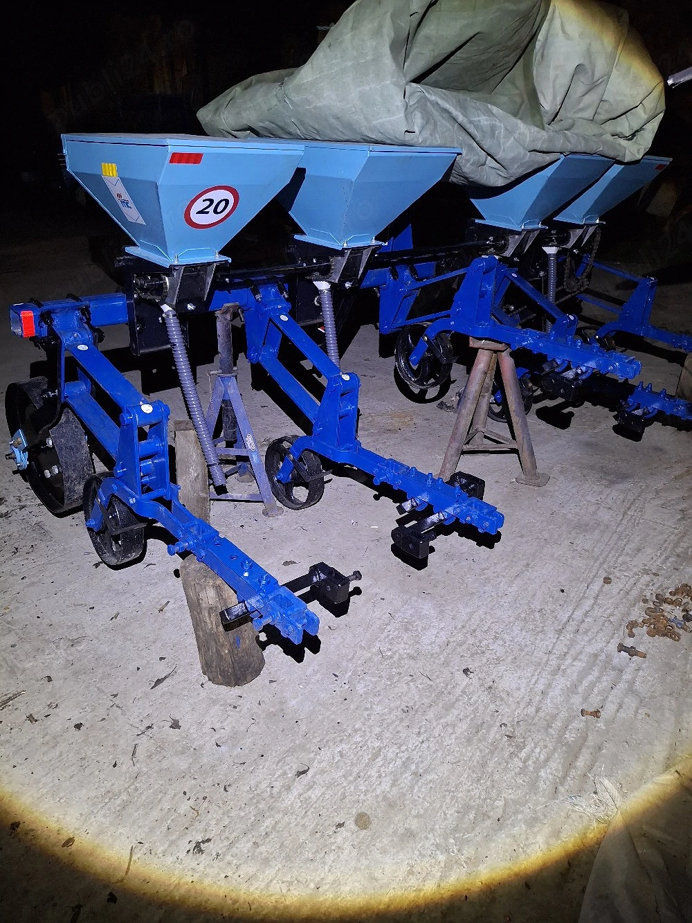 Prasitoare   Cultivator cu fertilizare