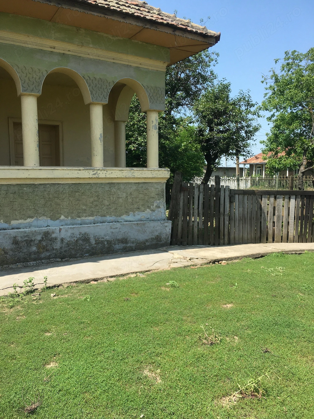 Casa taraneasca si curte