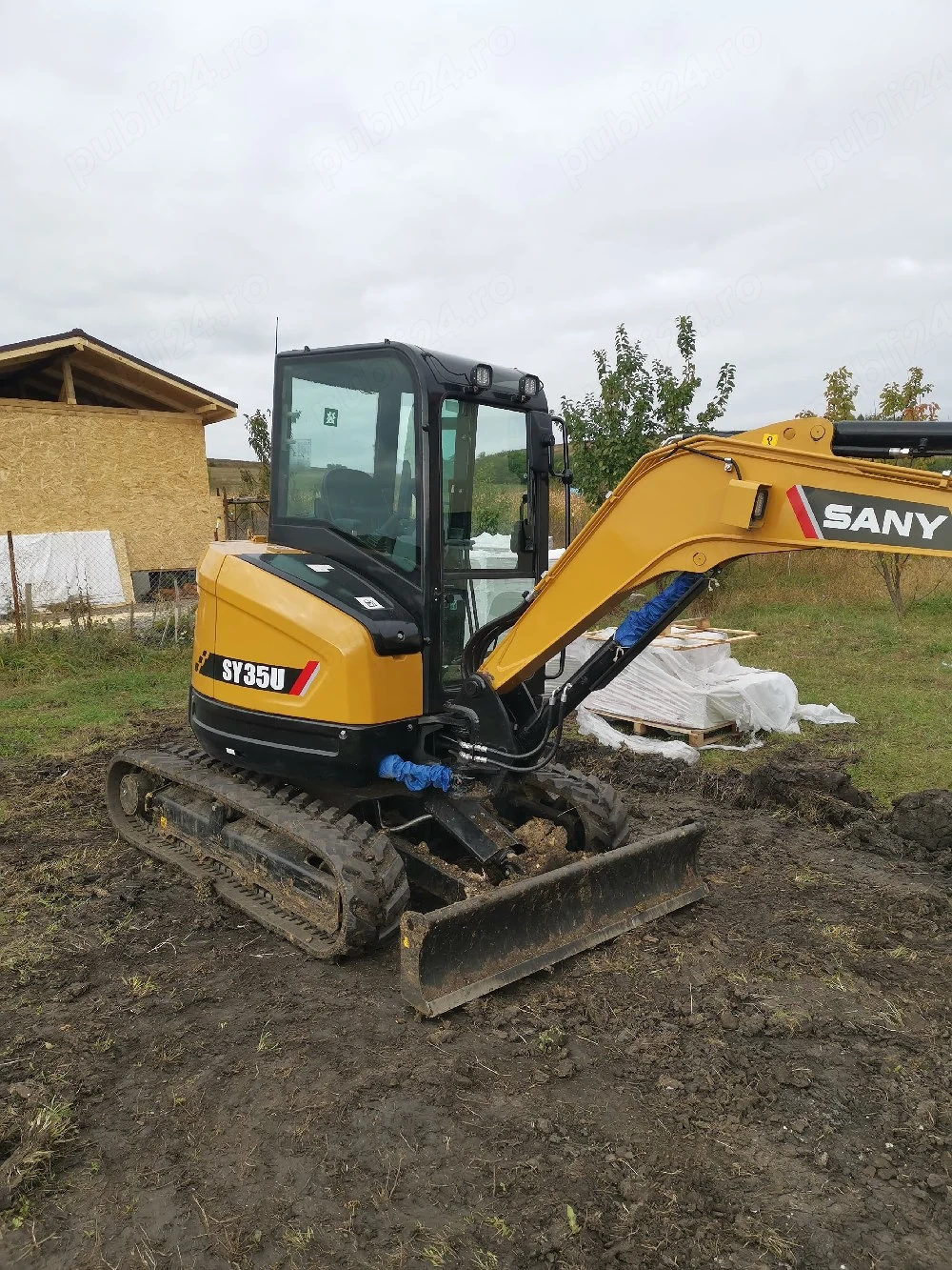 Ofer servicii de săpături fundații case, garduri, terasări. 