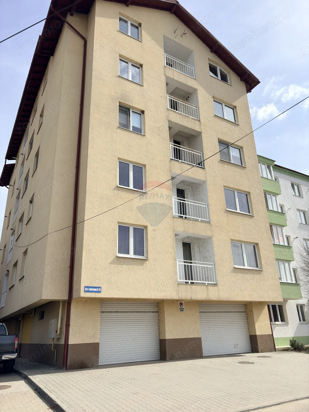 Apartament cu design clasic din lemn masiv – eleganță autentică