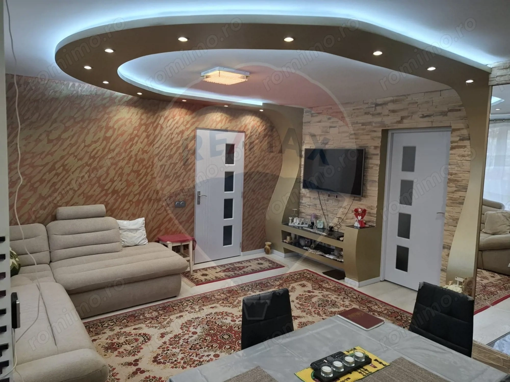 Apartament cu 3 camere de închiriat