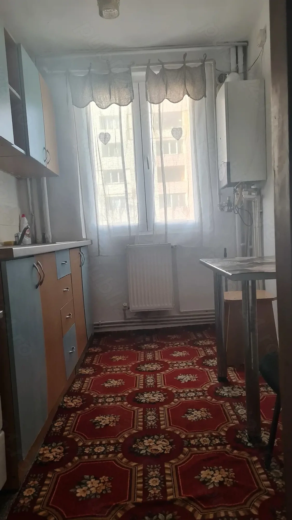 Inchiriez ap.2 camere ultracentral mobilat pe termen lung.